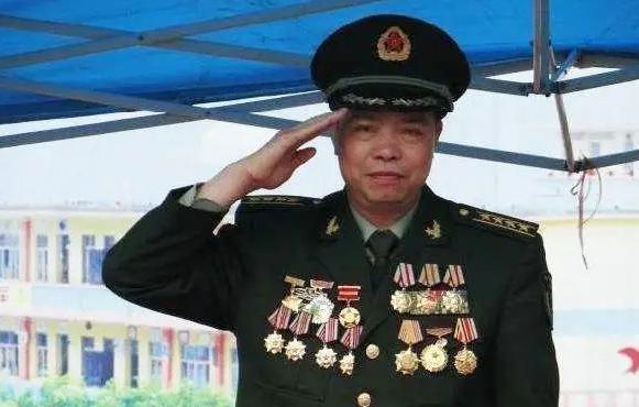1985年，隆志勇越过边境线，深入越军腹地执行侦查任务，不幸被越军发现，越军朝他