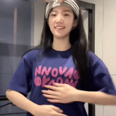 貌似是洗完澡就来报备了有这样的异地恋女友好安心吧！ 