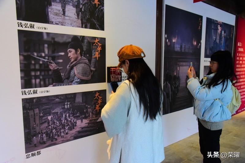 搞钱，搞钱
我们总会说钱买不来一切，
可现实却一次次告诉我们

钱能买来选择的底