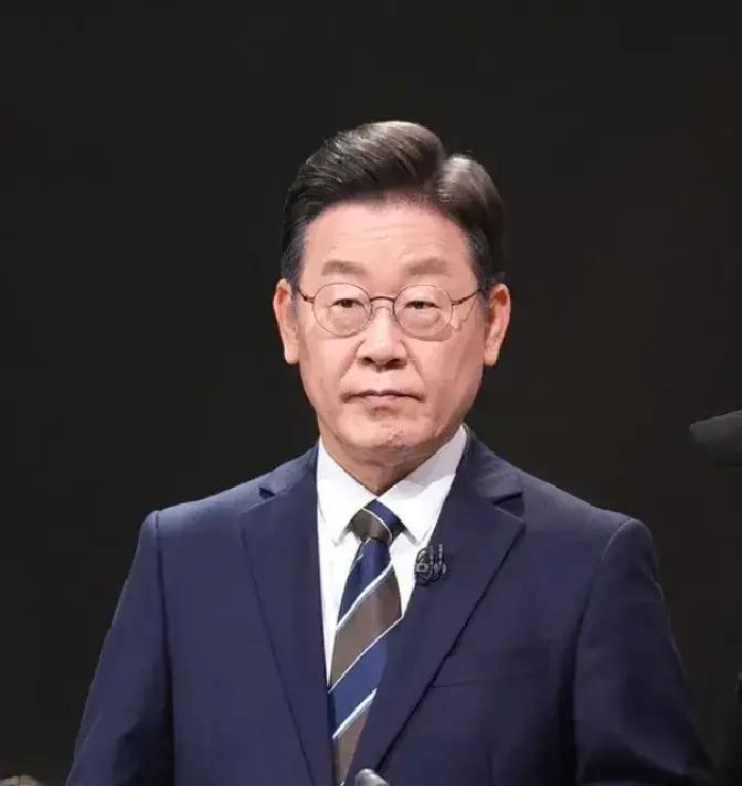 就在刚刚
 
韩国方面突然宣布了暂停本月计划的韩日联合演习。
 
起因被指向日本