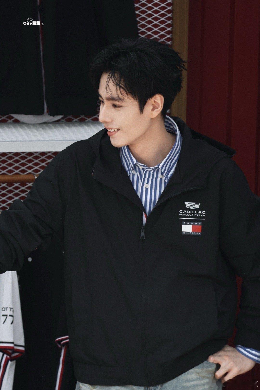 胡一天淡人观看比赛时的enjoy 赛场那么多人那么热闹，他偏偏能用一种安静的方式