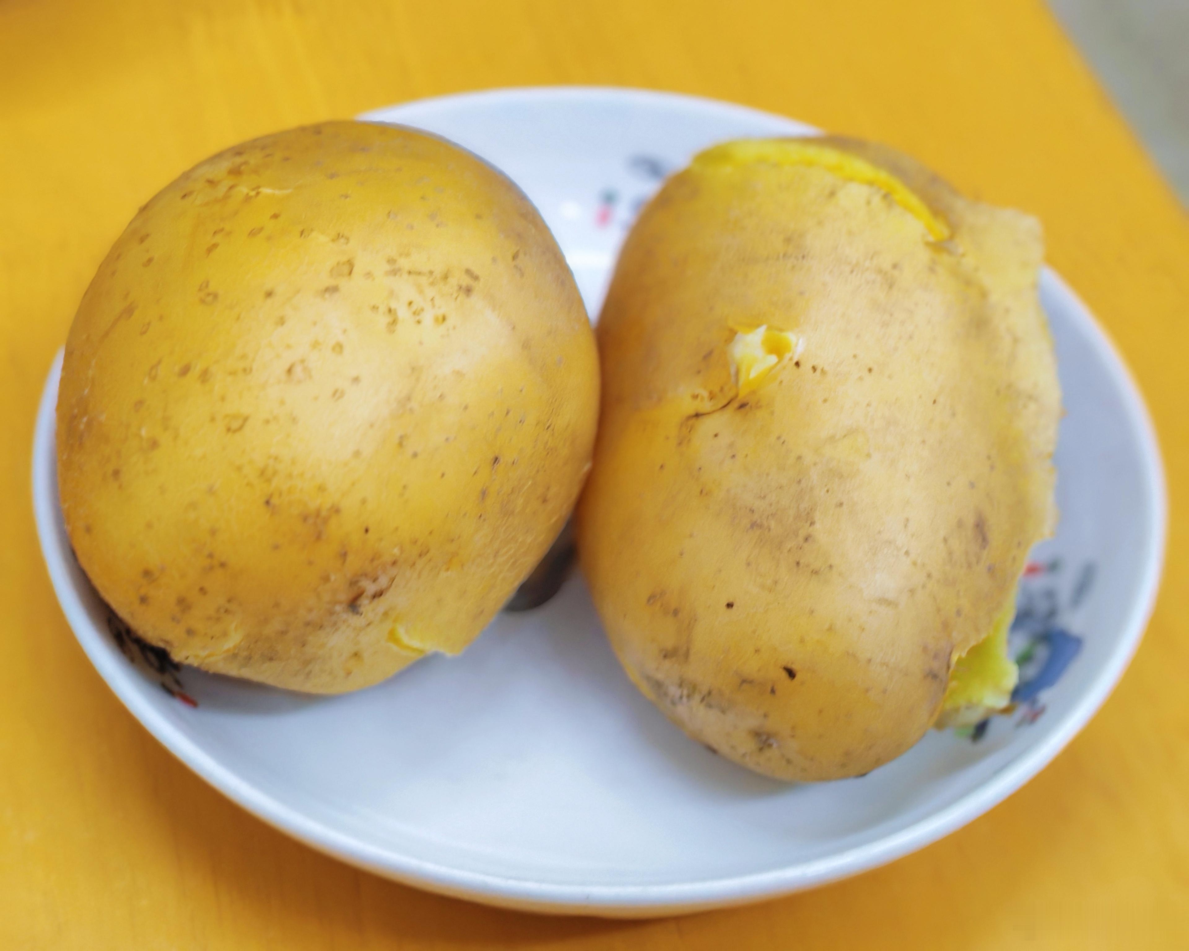 中午把卉卉从齐齐哈尔买的土豆当饭吃了，粉粉糯糯很好吃，丝瓜炒蛋，把我妈昨晚让我带
