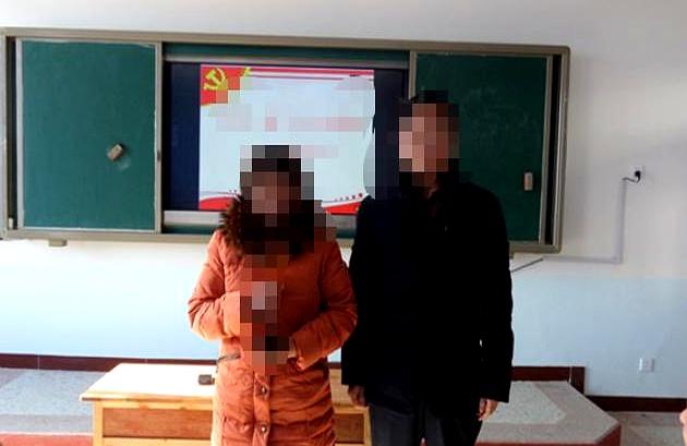 监考间隙的走廊风一吹，电话那头先叹气：昨晚又没踏实。
23号起外派到外校监考，两