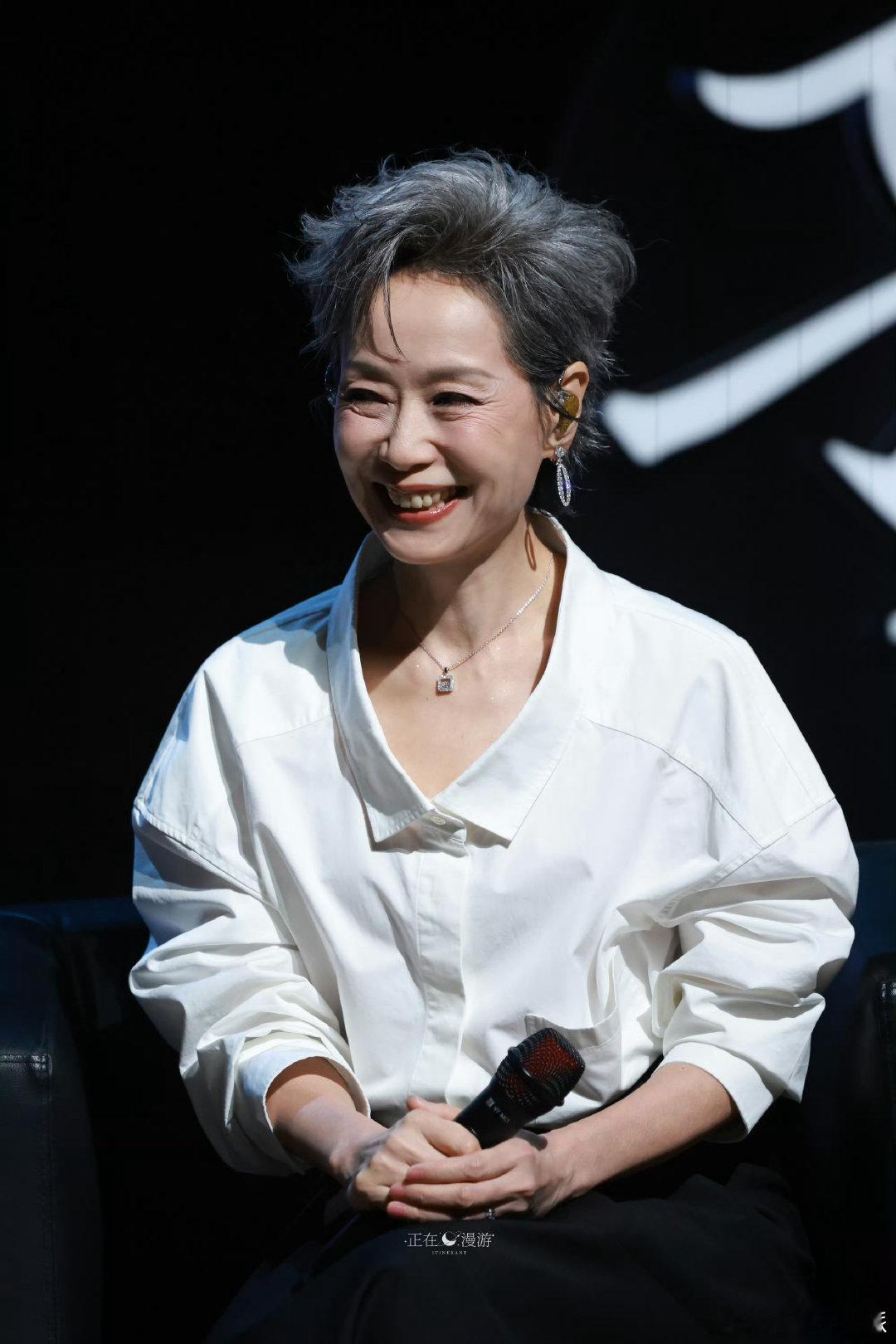 叶童浪姐结束继续破浪叶童这哪里是63岁叶童姐姐63岁还这么能“造”！浪姐下了舞台