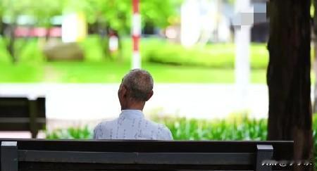 河南许昌的一60岁老人被家人送往养老院，老人称，去年4月初和妻子拌了几句嘴，妻子