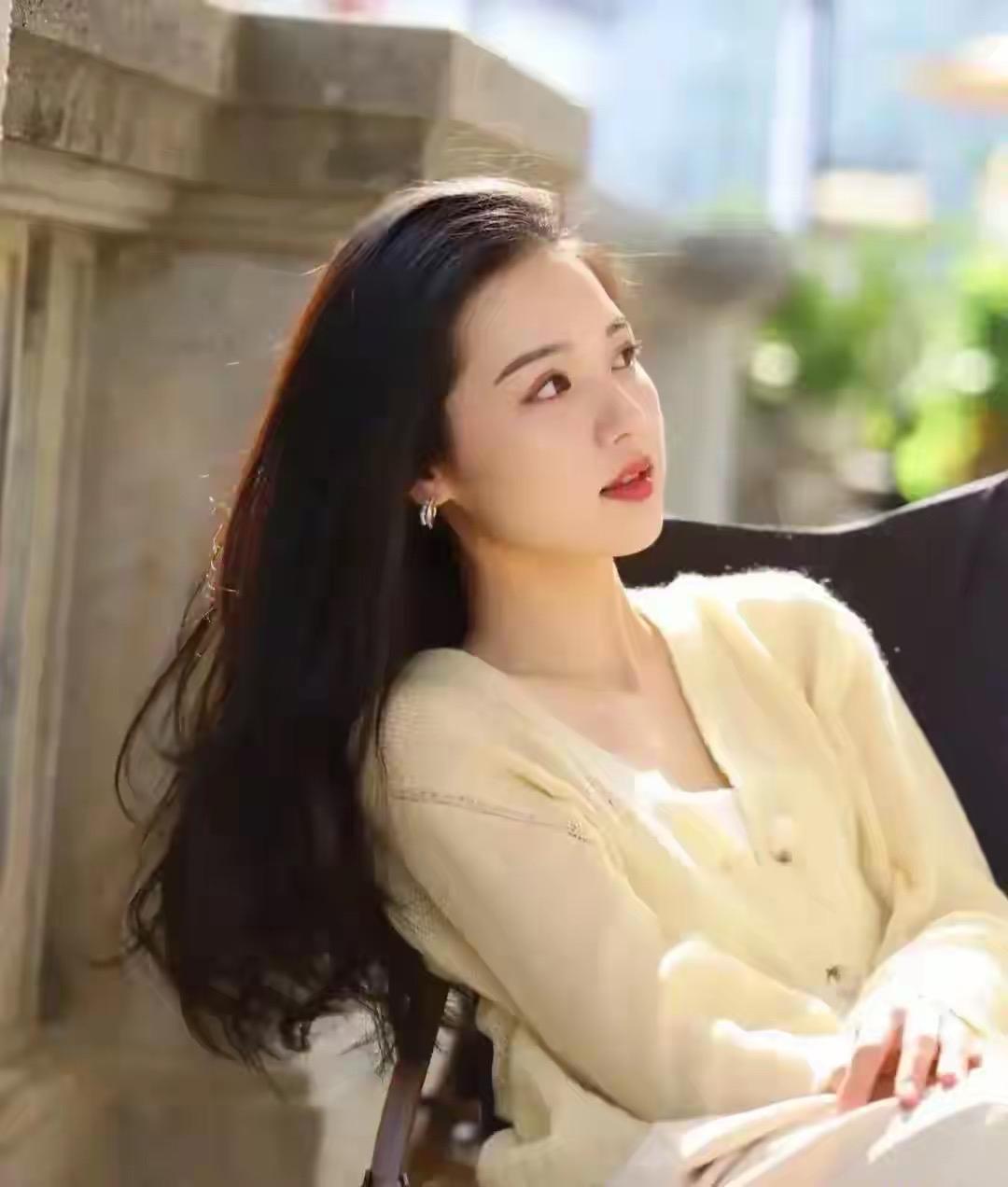 福建省南安市一车辆逆行后撞倒多人，致2死1伤，目前肇事者已被控制，事故原因还在调