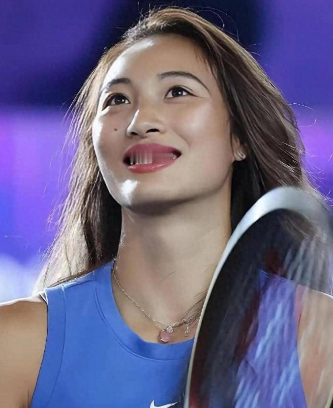 郑钦文美网五连胜背后，8 人团队天天在烧钱。最开心的可能不只是球迷，还有她背后的