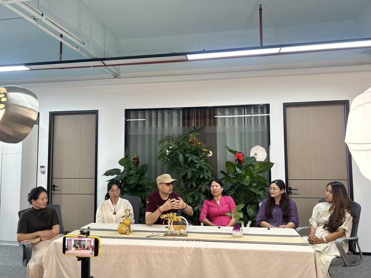 10月8号东莞弟子班传媒实践密训，女性命运与养老规划访谈：

1. 女性童年命运