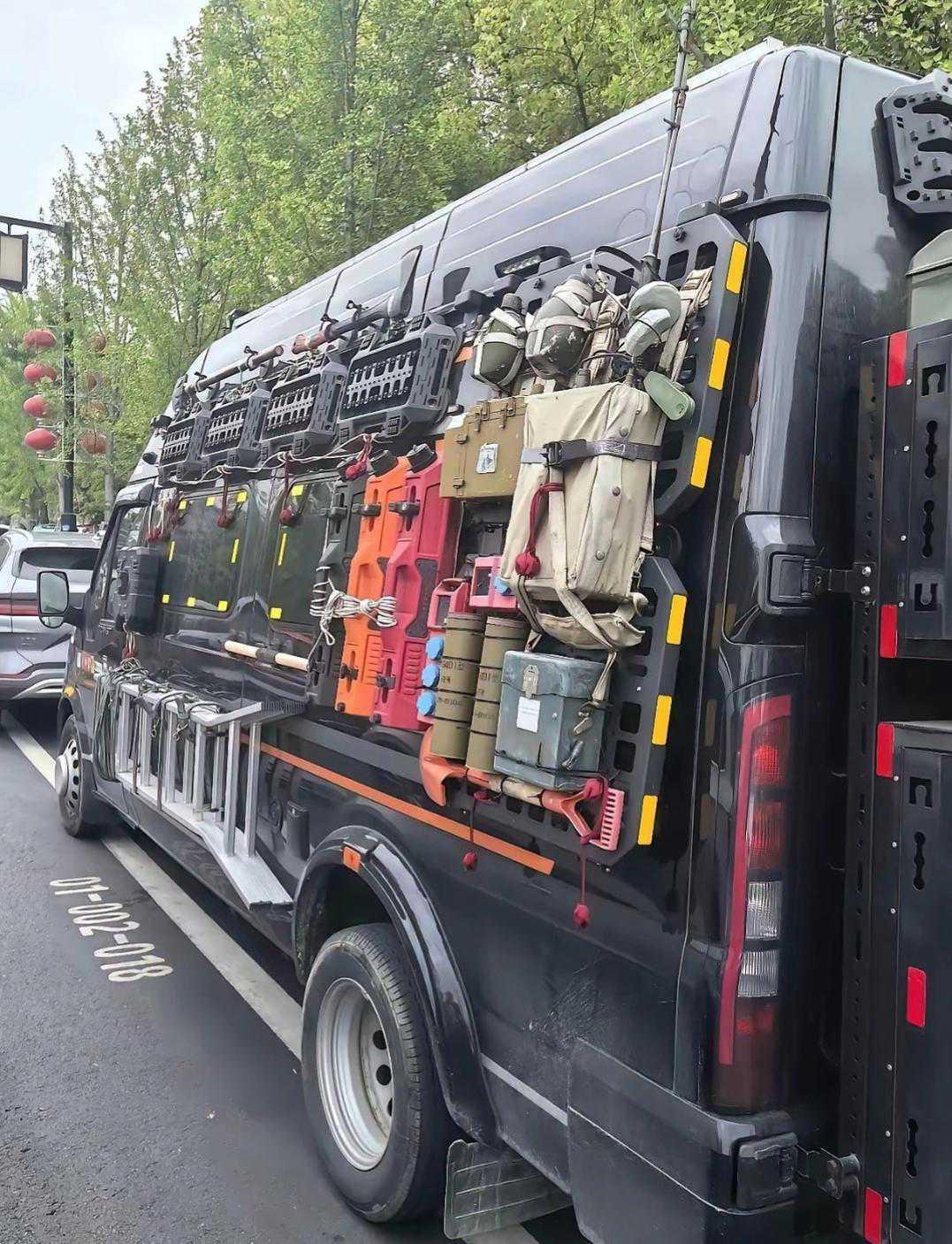 网友：这车看着真霸气，你们知道是什么车吗？