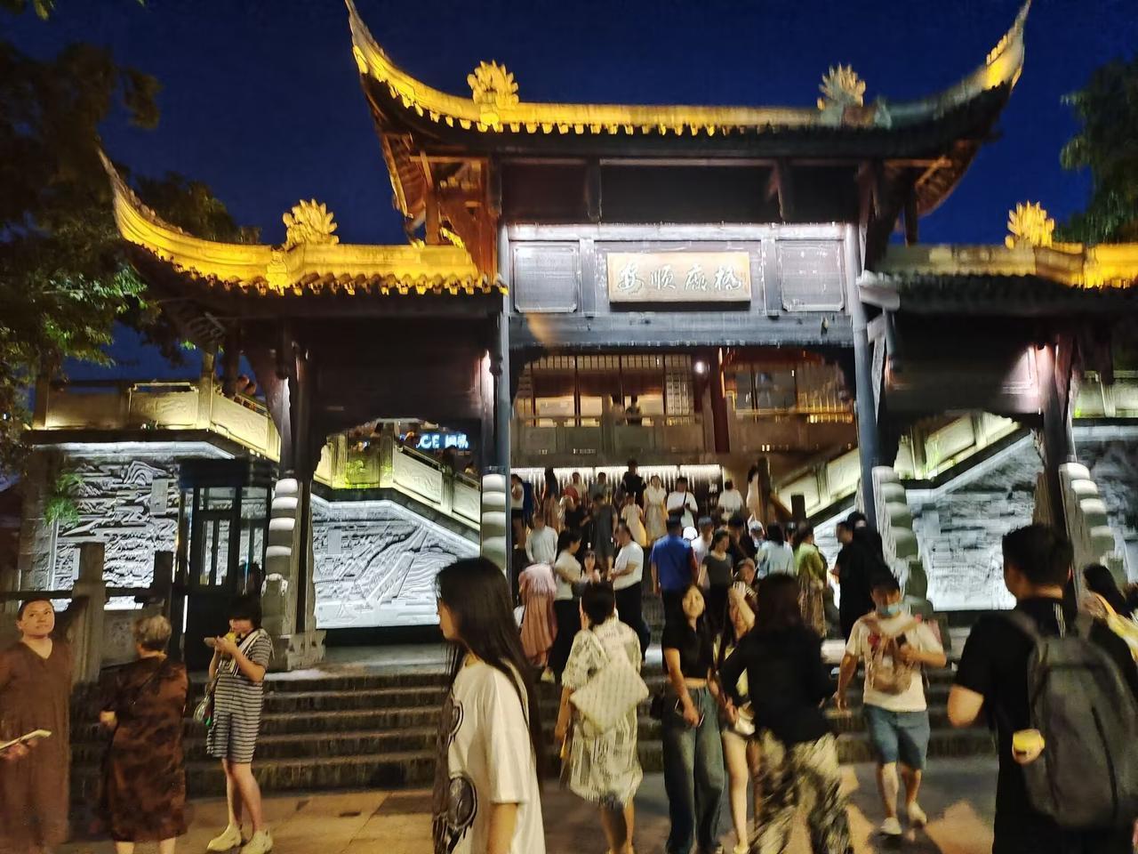 魅力成都九眼桥廊桥夜景
成都夜色最美的要数九眼桥廊桥，到了晚上五光十色桥上桥下，