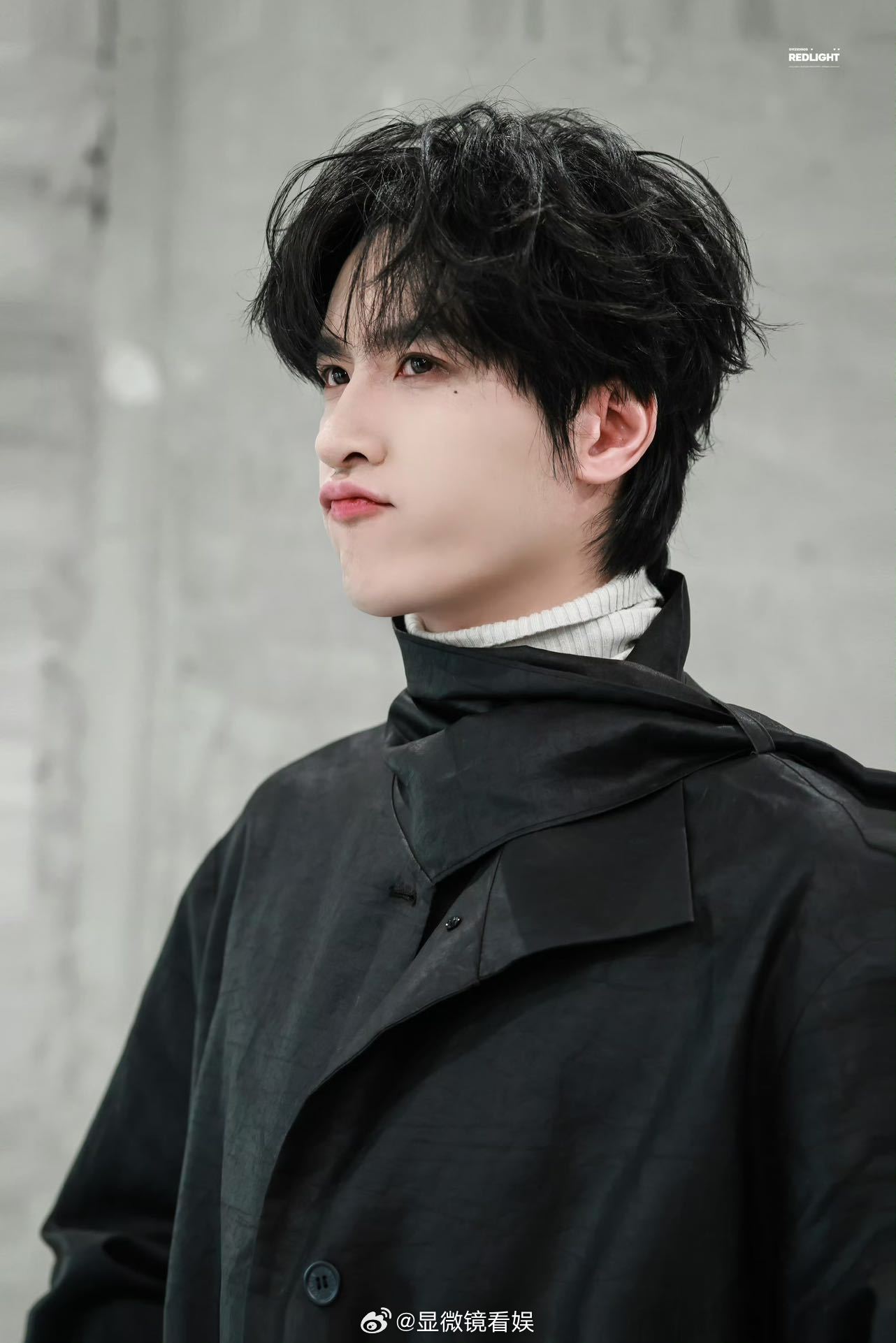 偶遇展轩逛卢浮宫 时装周劳模展轩！一连出席三场时装秀，收工又现身卢浮宫逛展打卡，