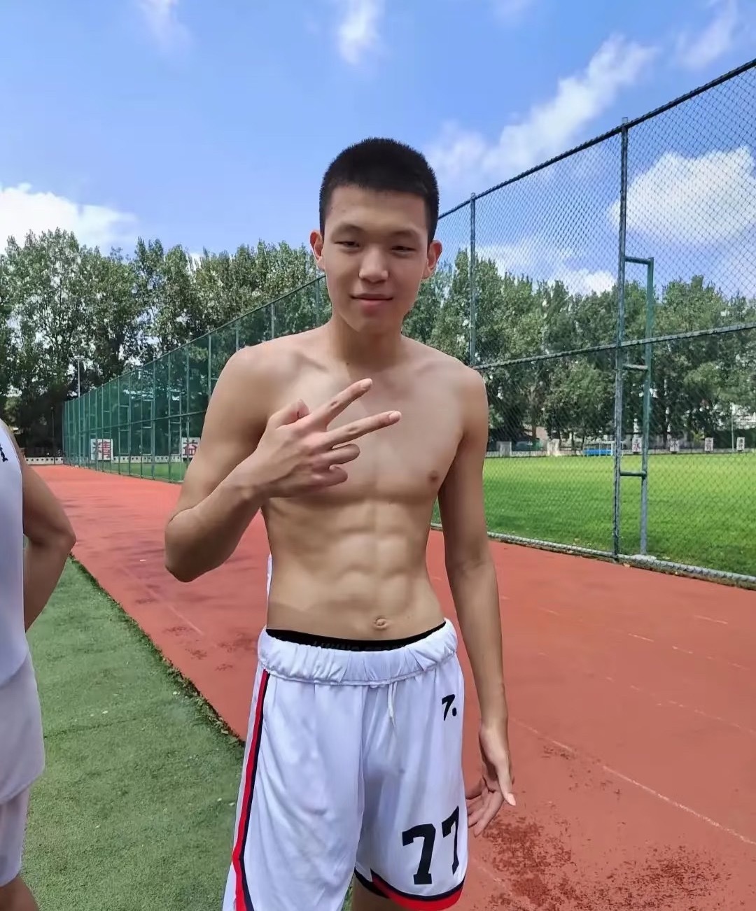 杨瀚森小孩哥时期的腹肌 