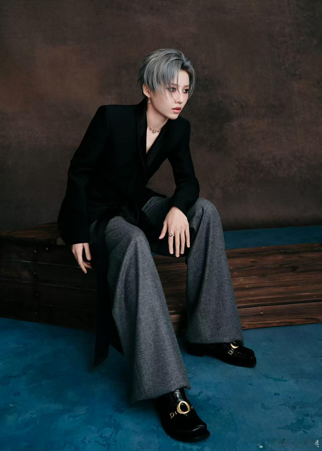 刘雨昕复古宽檐帽 刘雨昕这次微博之夜的造型真的很有质感，复古宽檐帽和整体风格特别