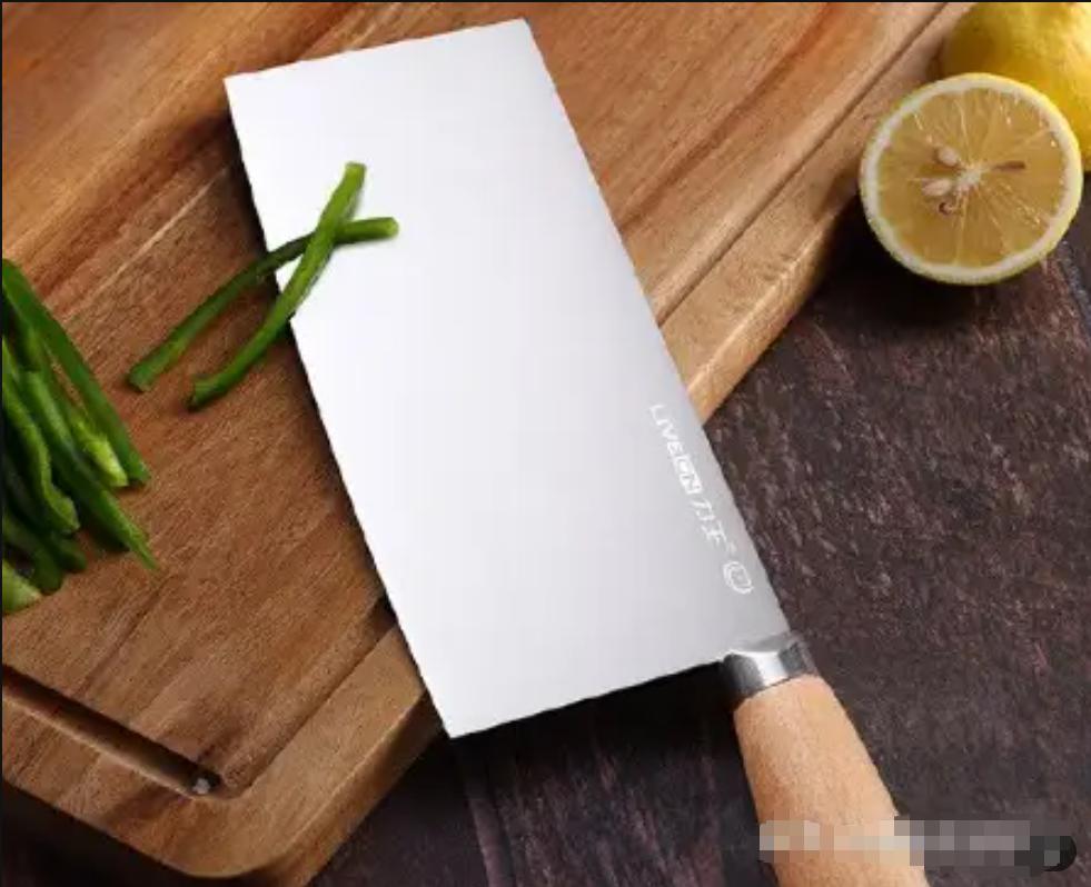 “妈，为啥弟弟能上桌，我不行？”14岁那年，我亲手掀了年夜饭，结果出乎所有人意料