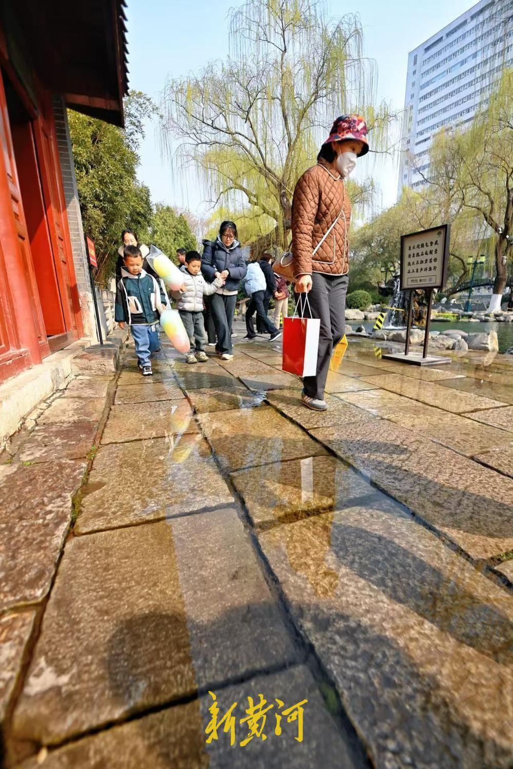 2月27日，初春的泉城在泉水的滋润下一片生机勃勃。五龙潭公园里的古温泉重现活力，