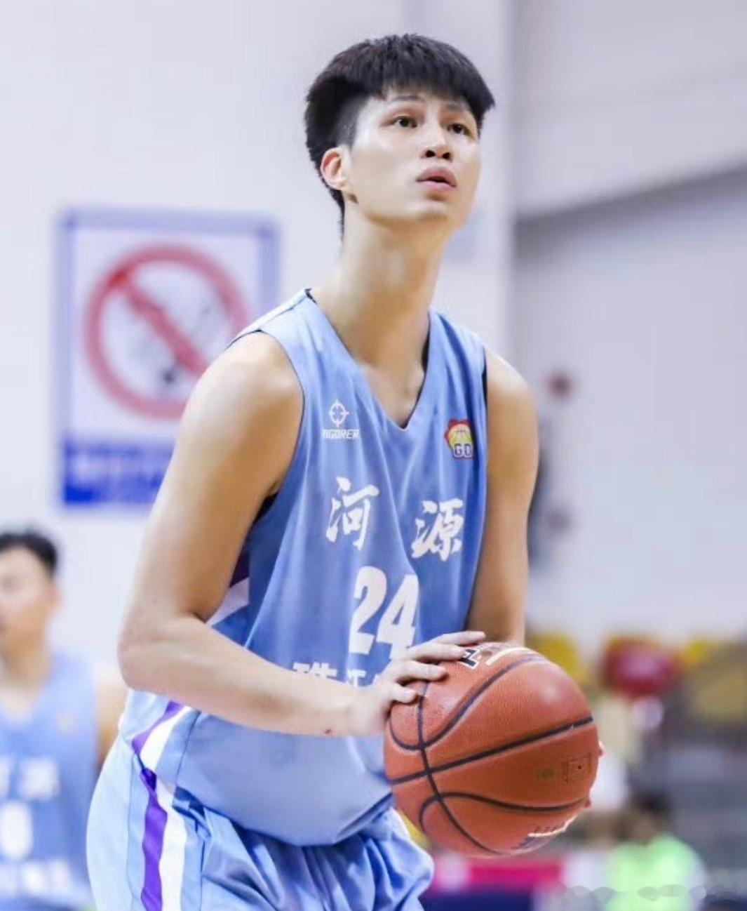 广东队前球员赵锦洋离队后转战野球赛场，凭借职业素养表现亮眼，单场曾砍52分助队夺