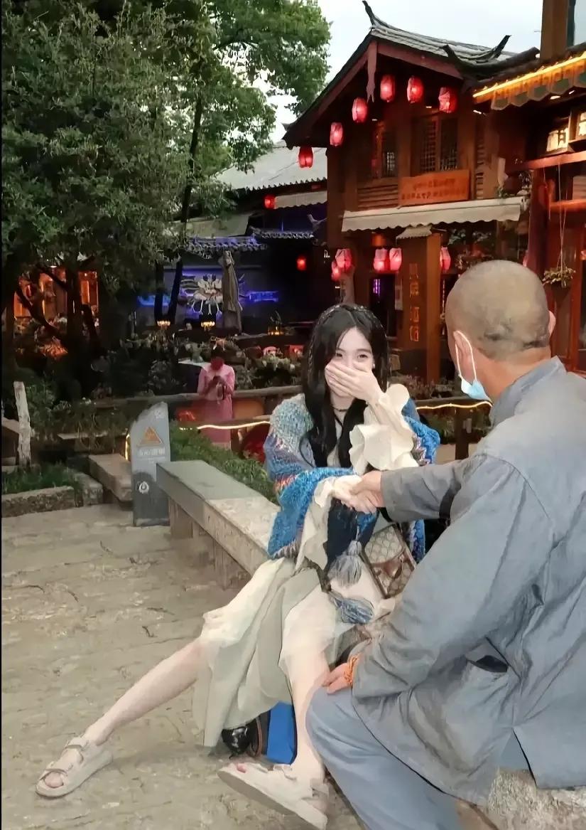 这位大师是要还俗了吗，看来爱情来了挡都挡不住。