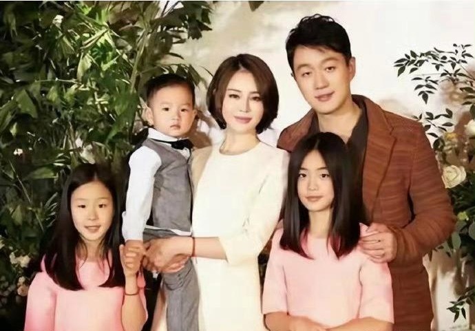 佟大为结婚17年零绯闻，两个女儿长得亭亭玉立，关键是佟大为长的还这么帅 小儿子被