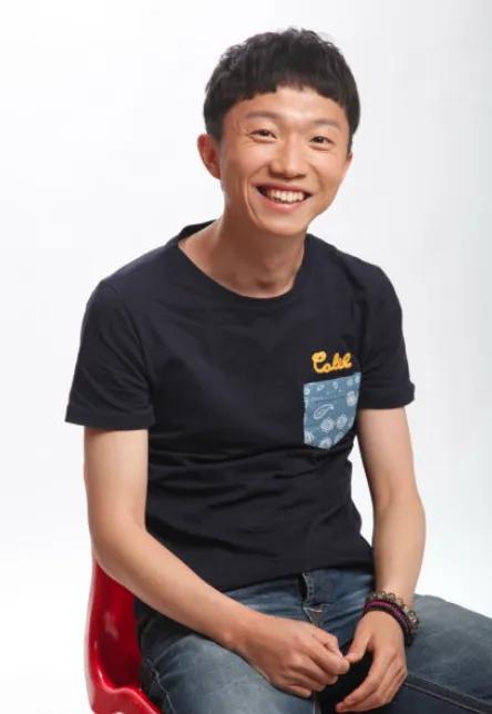 演员，沈家腾说，我在西双版纳待了很多年了，我第一次来这儿拍戏就喜欢上这儿了，这个