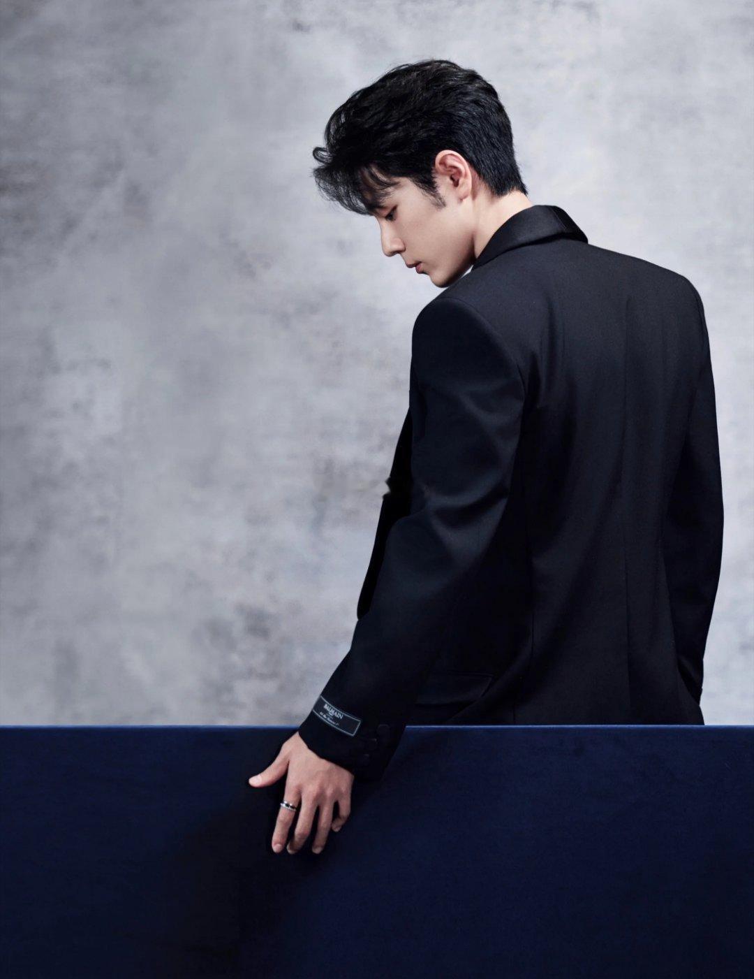 诗卓卓 肖战亮相2026中国网络视听盛典，以Balmain全球首穿的黑色深V西装