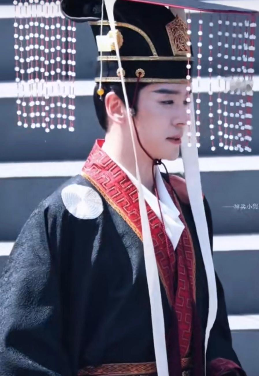 魏哲鸣《凤不栖》萧玦皇帝冕服造型路透！看起来不错哦！ 