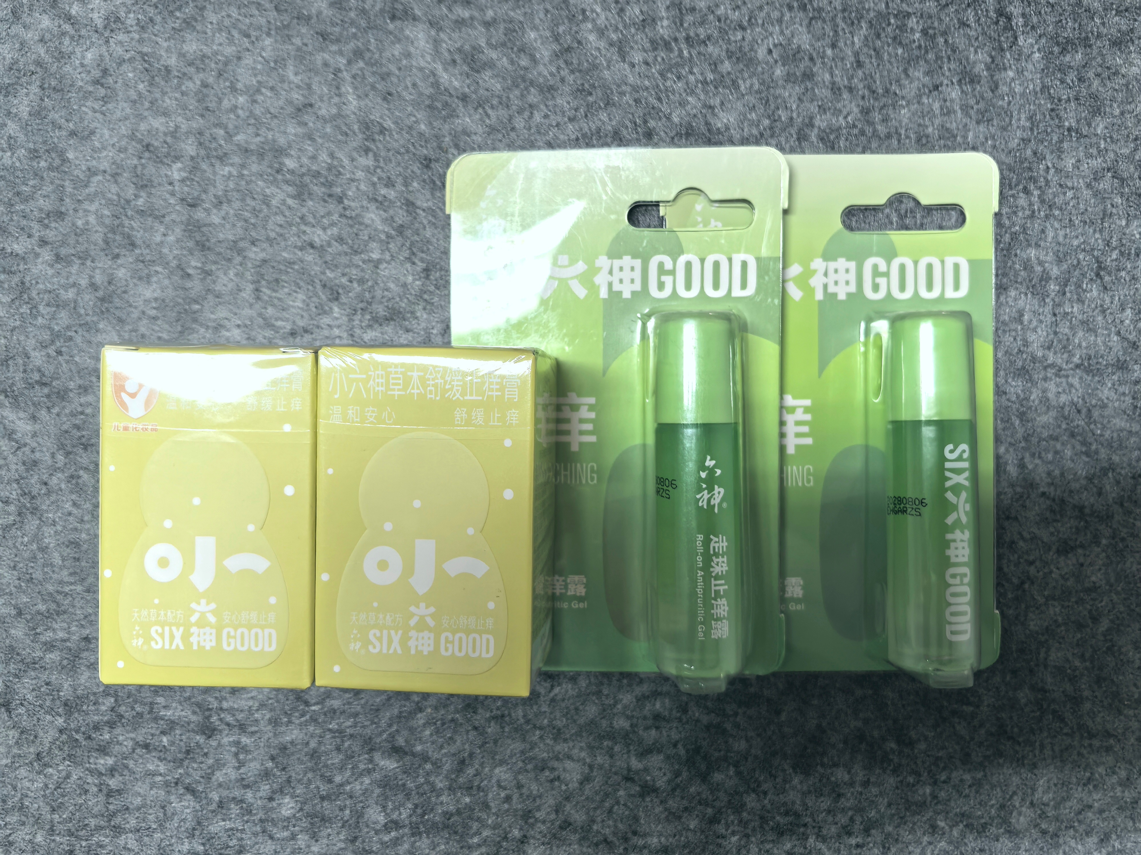 夏天离不了六神止痒膏和止痒露。宝宝两个我两个，完美！生活手记