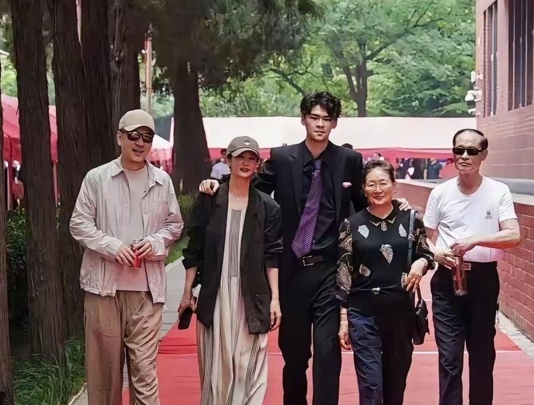 谁能想到，陈建斌和蒋勤勤两口子同框，风头全被儿子抢走了？爸妈站一块儿，愣是活成了