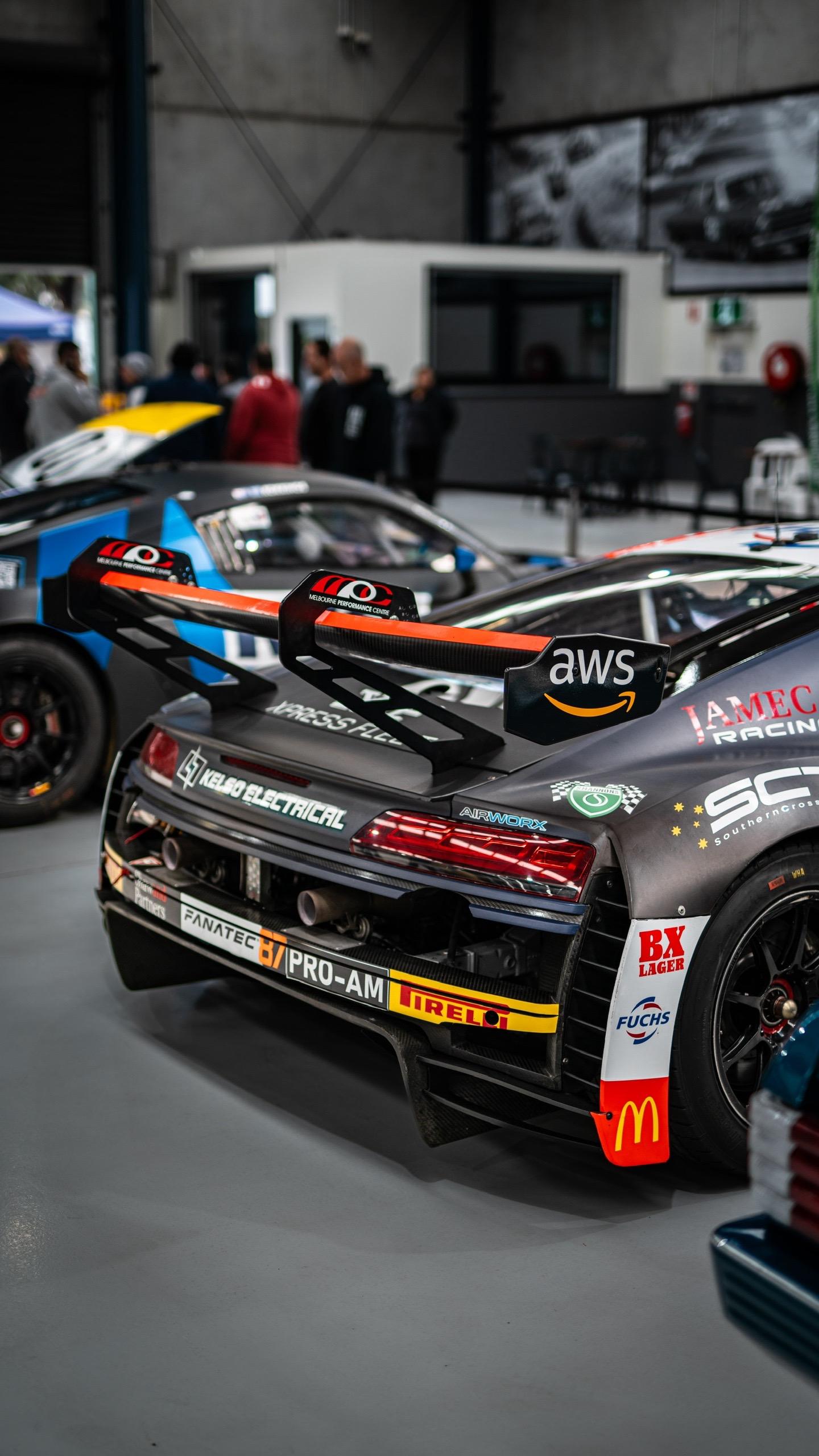 奥迪R8 GT3。一台顶级的奥迪赛车𝑨𝒖𝒅𝒊 𝑹8 𝑳𝑴𝑺 𝑮𝑻3
作为GT3赛车，R8 LMS参与过全球各地的许多赛事，从洲际GT挑战赛到GT世界挑战赛，R8 LMS已经征战了十多年