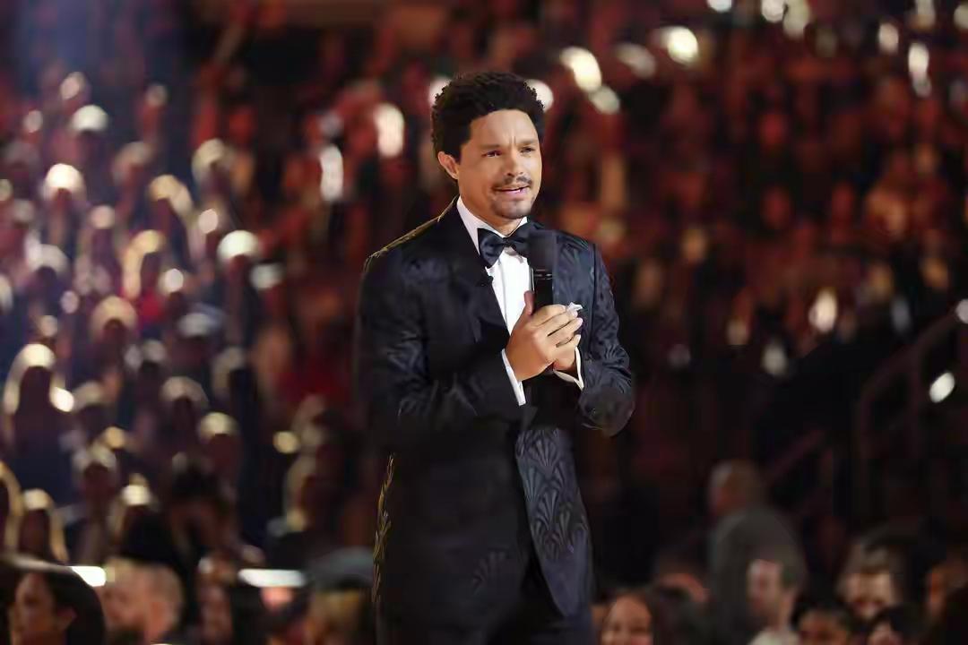 格莱美互撕藏真相！不是嘴仗，是美国社会的全面撕裂
 
格莱美这场白宫和娱乐圈的互