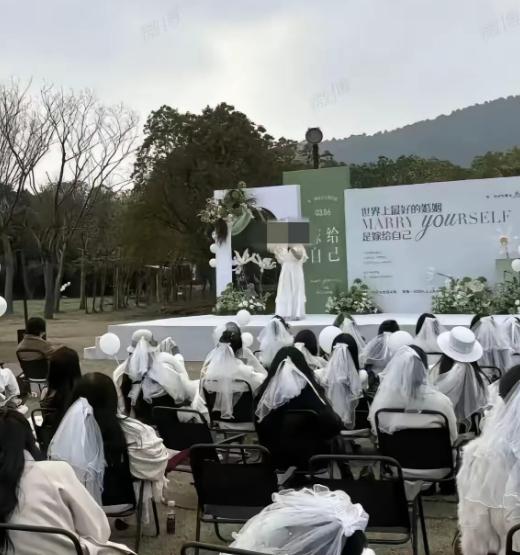 大理洱海边组织“嫁给自己”的网红博主哭了，商家不退婚纱，老仙女们要她负责，她瞬间