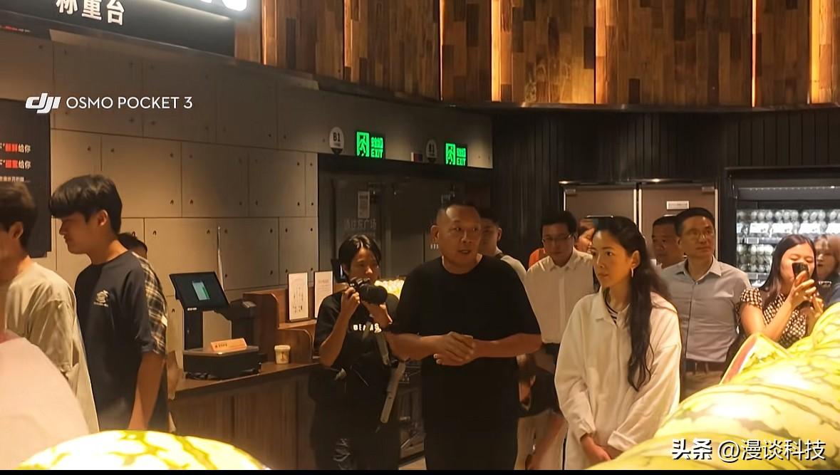 网友在许昌胖东来天使城店偶遇于东来，正在陪同客人参观考察。

据悉，这位来访的人