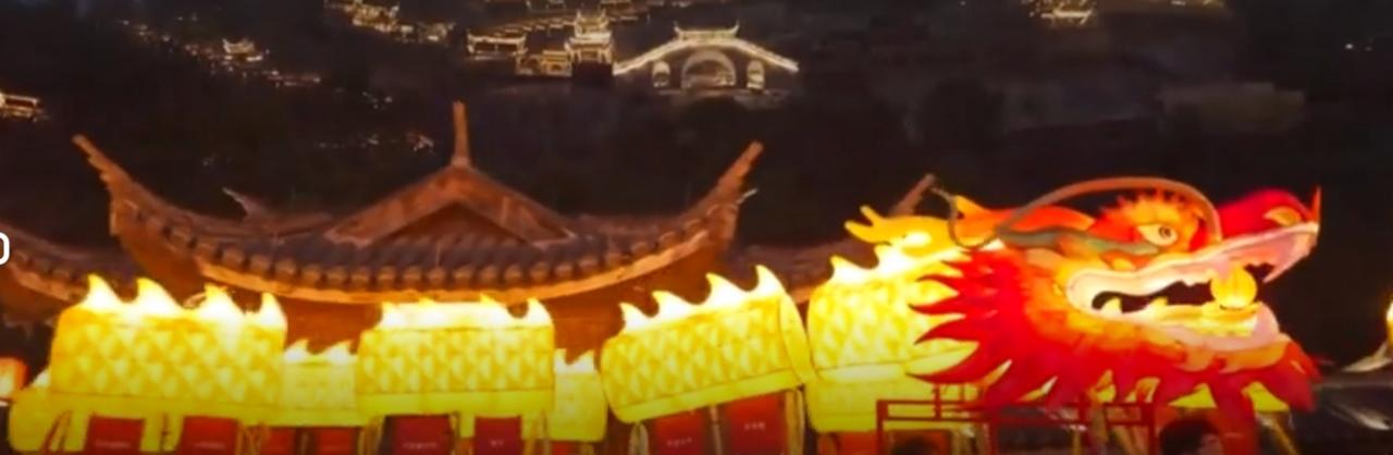 新春佳节，处处洋溢着喜庆热闹的年味。红灯笼高高挂起，红绸装点街巷，醒狮腾跃、彩龙