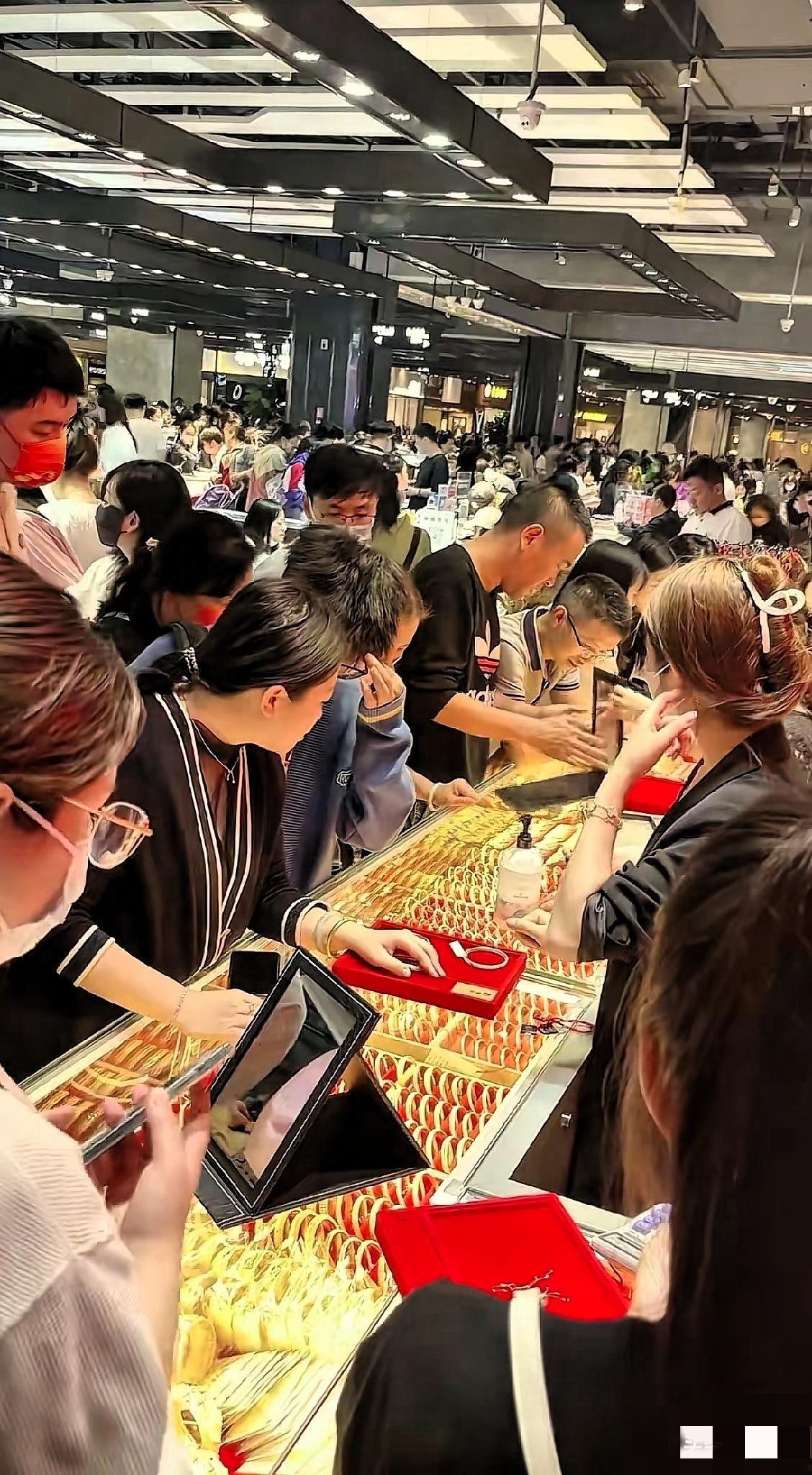 别瞎买黄金了！保安大哥的话戳破真相，比金价暴跌更坑的是这个
 
不能再买黄金了！
