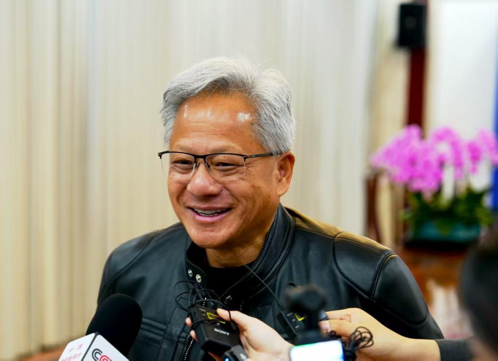黄仁勋嘲讽美国政客没脑子，你把芯片白给解放军用，人家也不会用。

最近，英伟达官