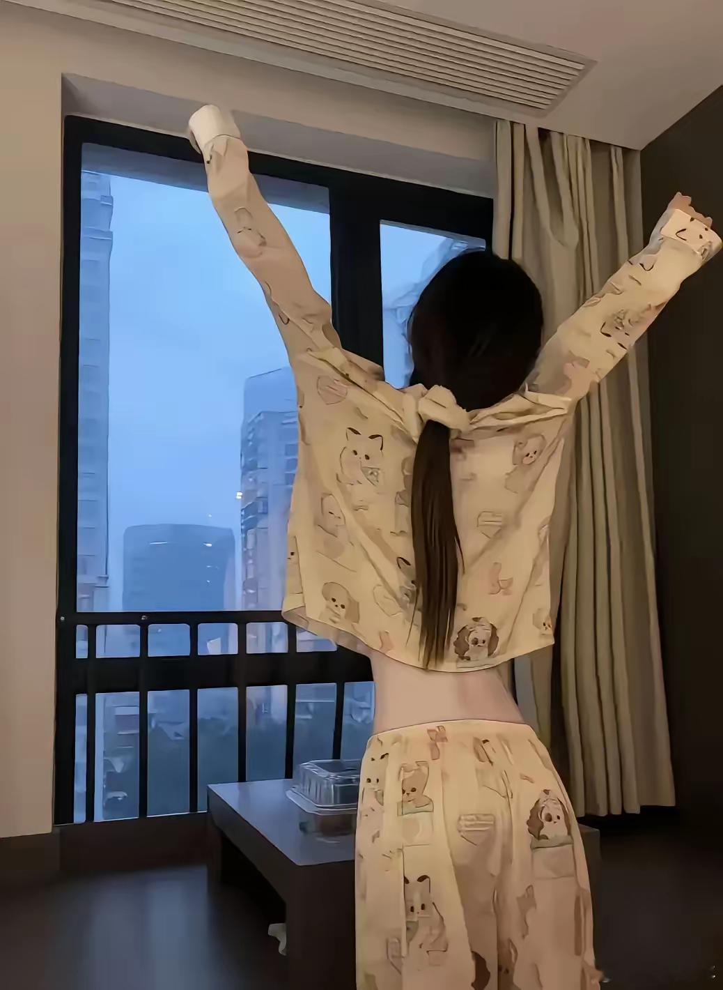 今年大二，有一个特别好的闺蜜小顾，我们同住一屋，上学期间我们无话不谈，互相陪伴，