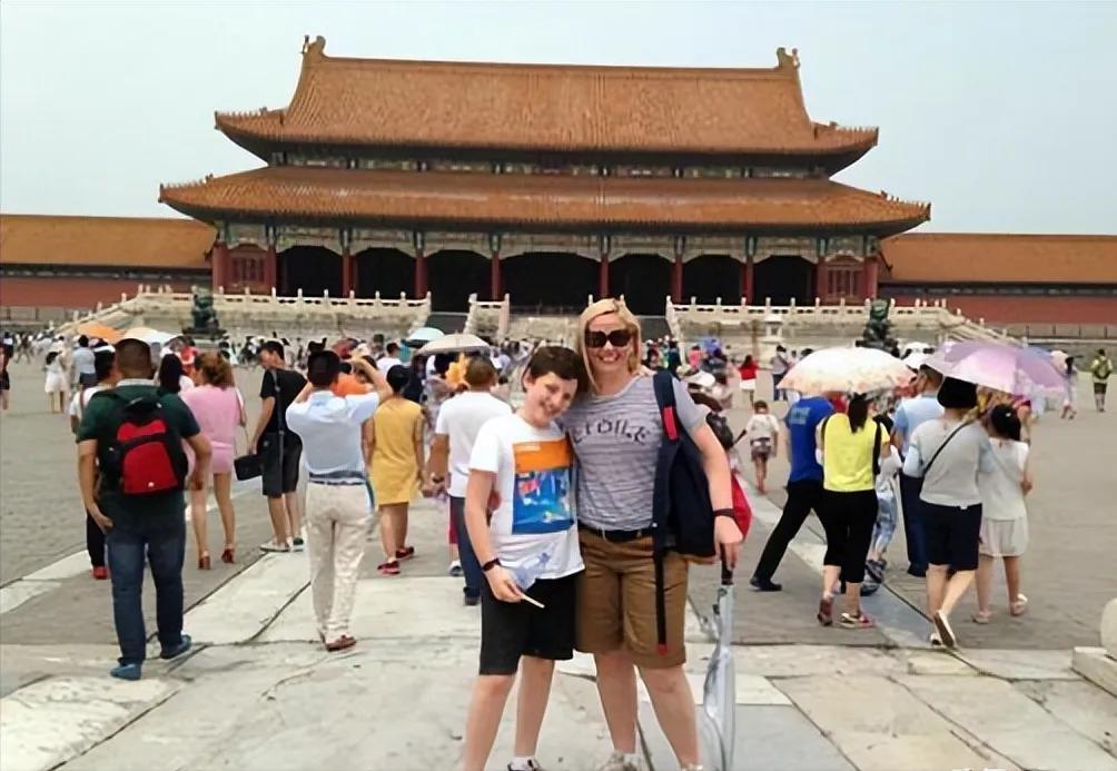 2017年，美国富婆为了让7岁的儿子体验贫穷，便带儿子来中国旅游，她对儿子说:“