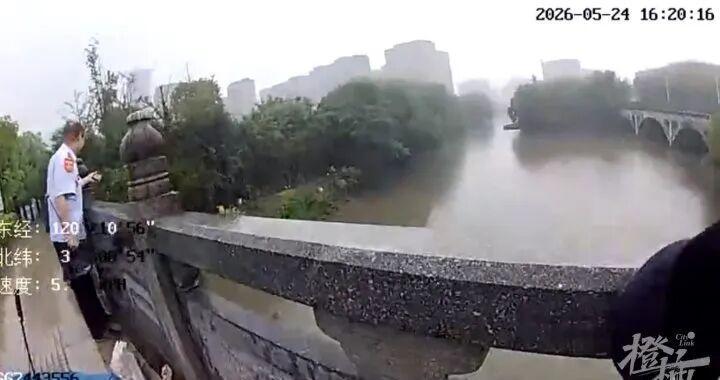 “爸爸不接电话，妈妈不让回家”，杭州17岁女孩暴雨中独坐桥边，外卖小哥：赶过去时