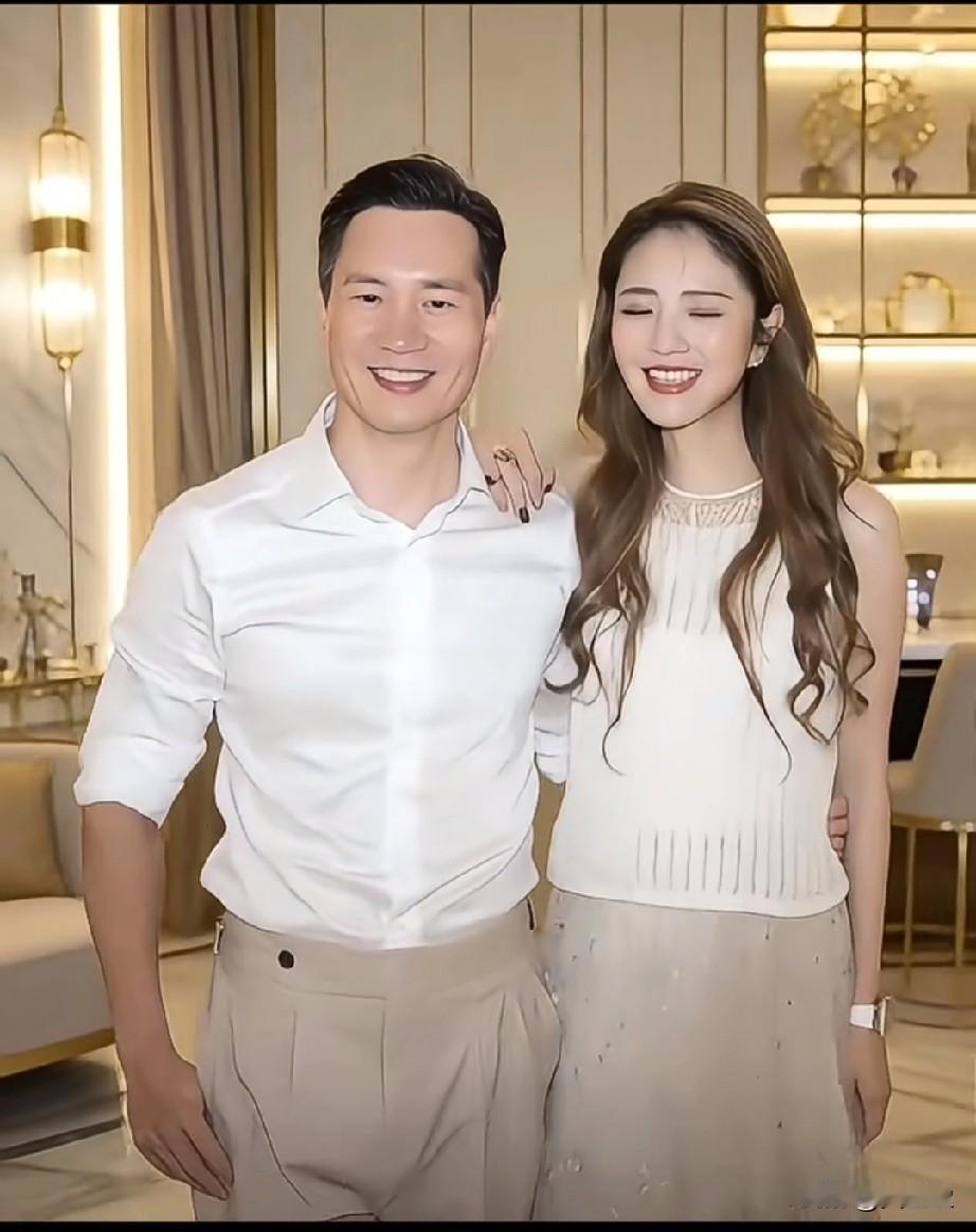 安以轩丈夫陈荣炼庭审喊冤，
望向旁听席不见妻影。
昔日豪门盛宴落幕，只剩法庭上的