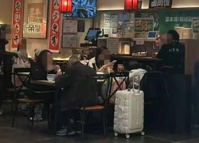 这些都是使春节越来越淡的原因。
虽然如此，但春节祭祖、团圆、敬老，以及互相走动都