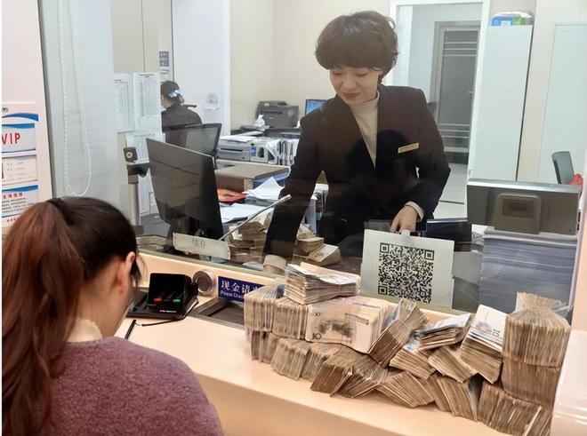 湖北十堰的游乐场经营者带着三大袋零钱前往银行存款的一幕，着实让不少人感慨万千。