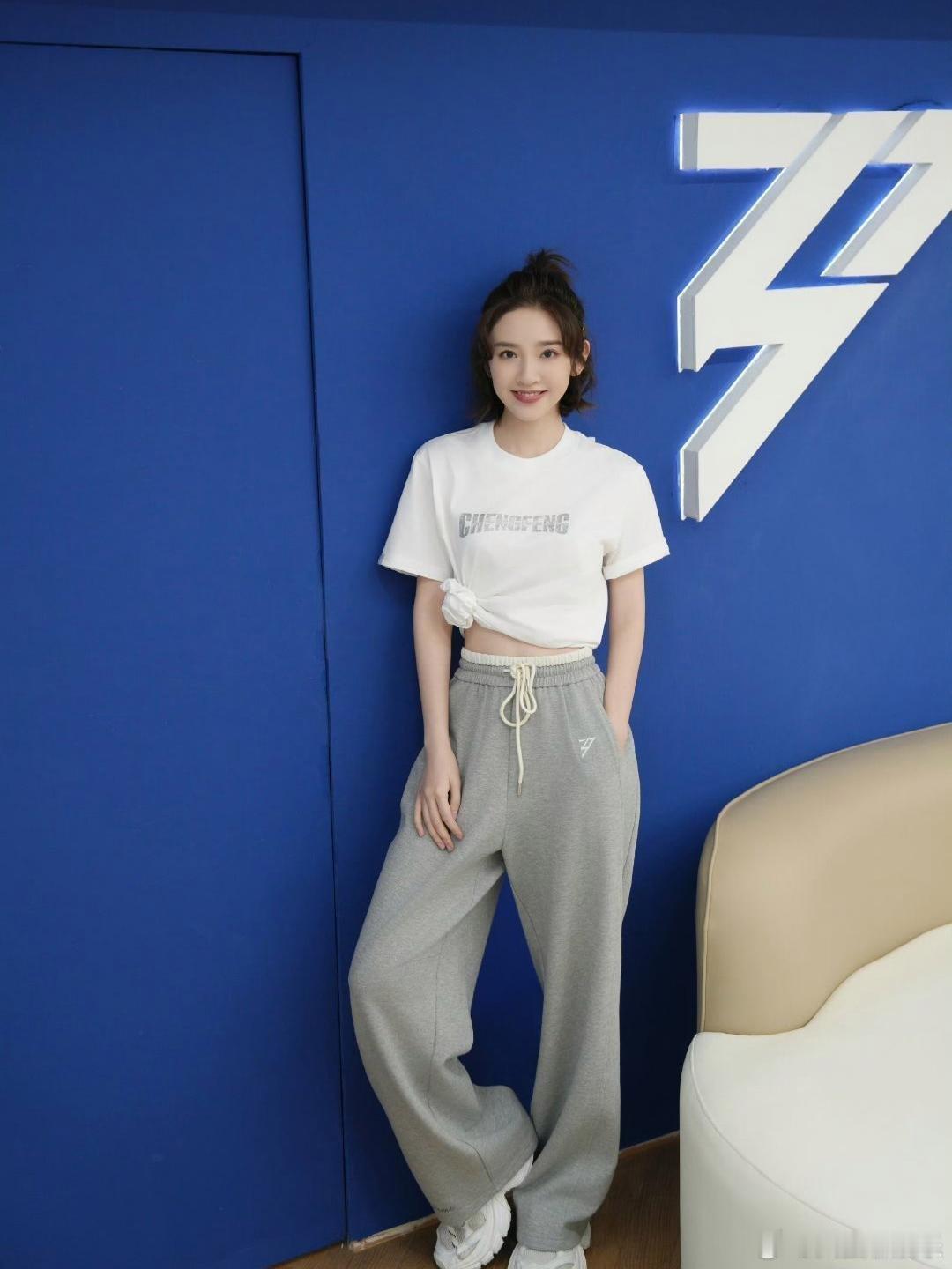 唐艺昕白T恤侧边打个结，悄悄露腰线，比例超好。搭条灰色阔腿卫裤，慵懒又舒服。丸子