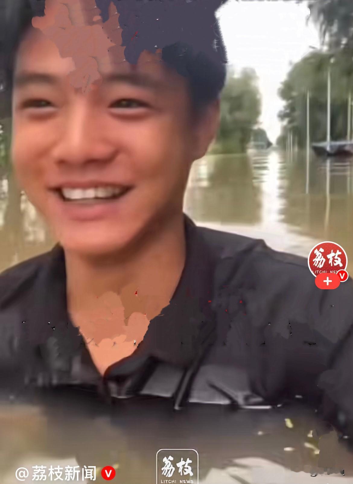 近日，河北廊坊遭遇强降雨，城区积水严重，一位在烧烤店上班的小伙，到了上班时间，丝
