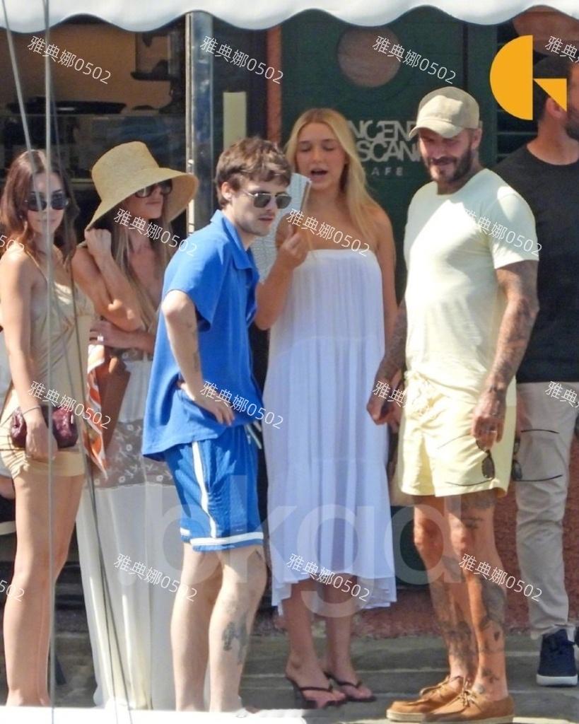贝克汉姆妻子女儿的身材对比强烈，小七圆润丰满，贝嫂瘦得皮包骨。 