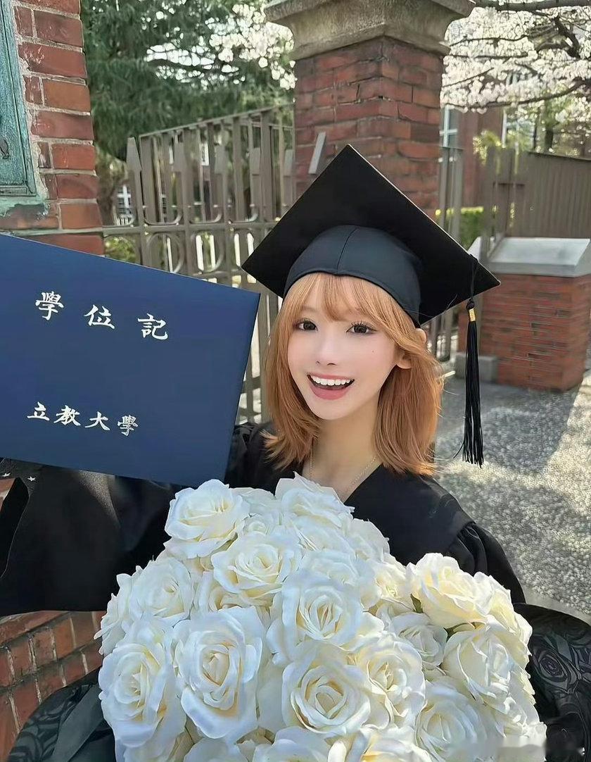 最开始刷到还以为是哪个明星干嘛干嘛了，后来才了解这个事情，真的是一个很漂亮的小女