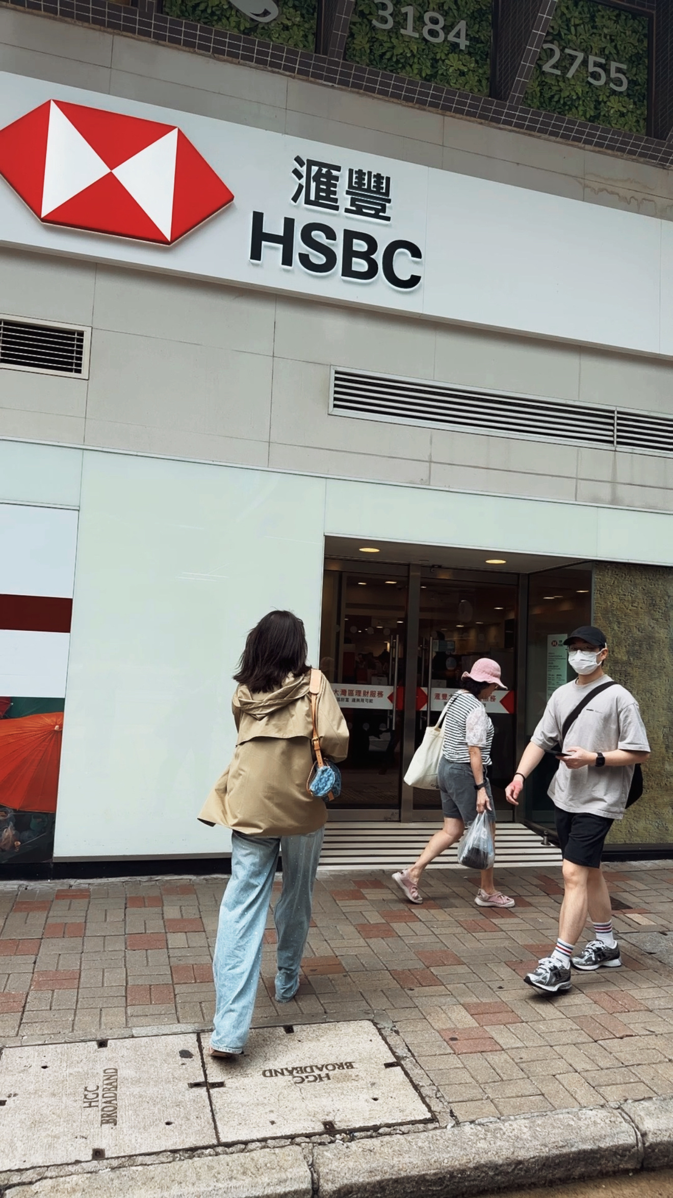 刚才在汇丰办事。来了个老爷爷想开户，客户经理问你想开普通户还是贵宾户，爷爷说开贵