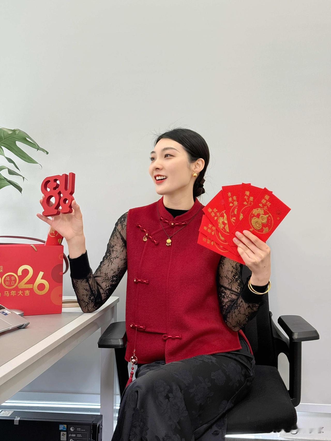 领导的穿搭｜放假了🧨一下子年味就有啦～||红红火火过大年！🧨
祝大家新年快乐