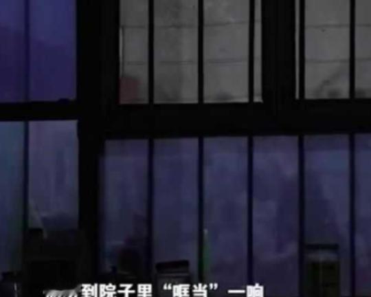 河北，一女子被村霸长期胁迫保持不正当关系。当晚，村霸醉酒后翻墙闯入女子家中，当着