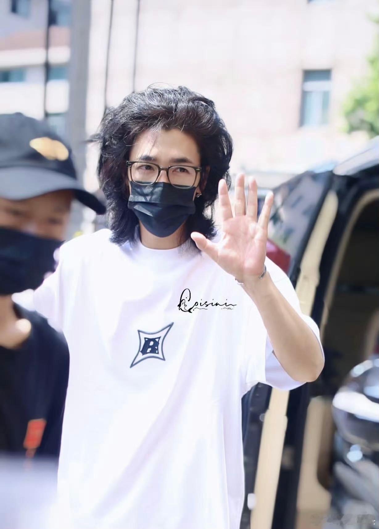 此沙真发量王者此沙头发浓密到发缝失踪，每一根头发都在演绎野蛮生长！本脱发星人狠狠