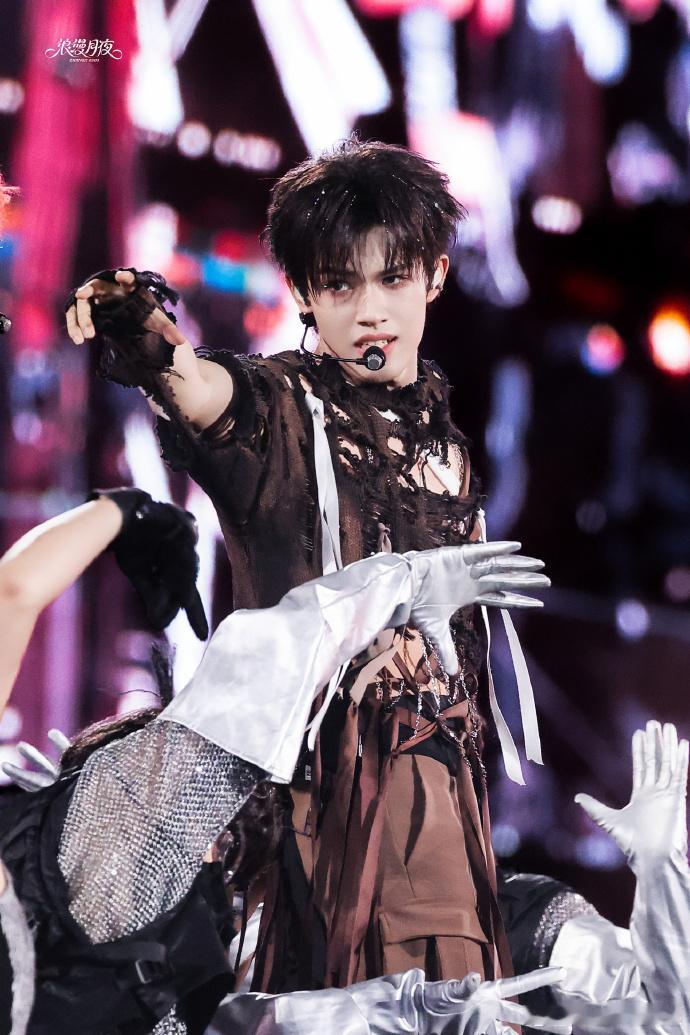 张极绷带造型富有且大方 别人穿绷带像cos，他一穿就是封面级大片，这种与生俱来的