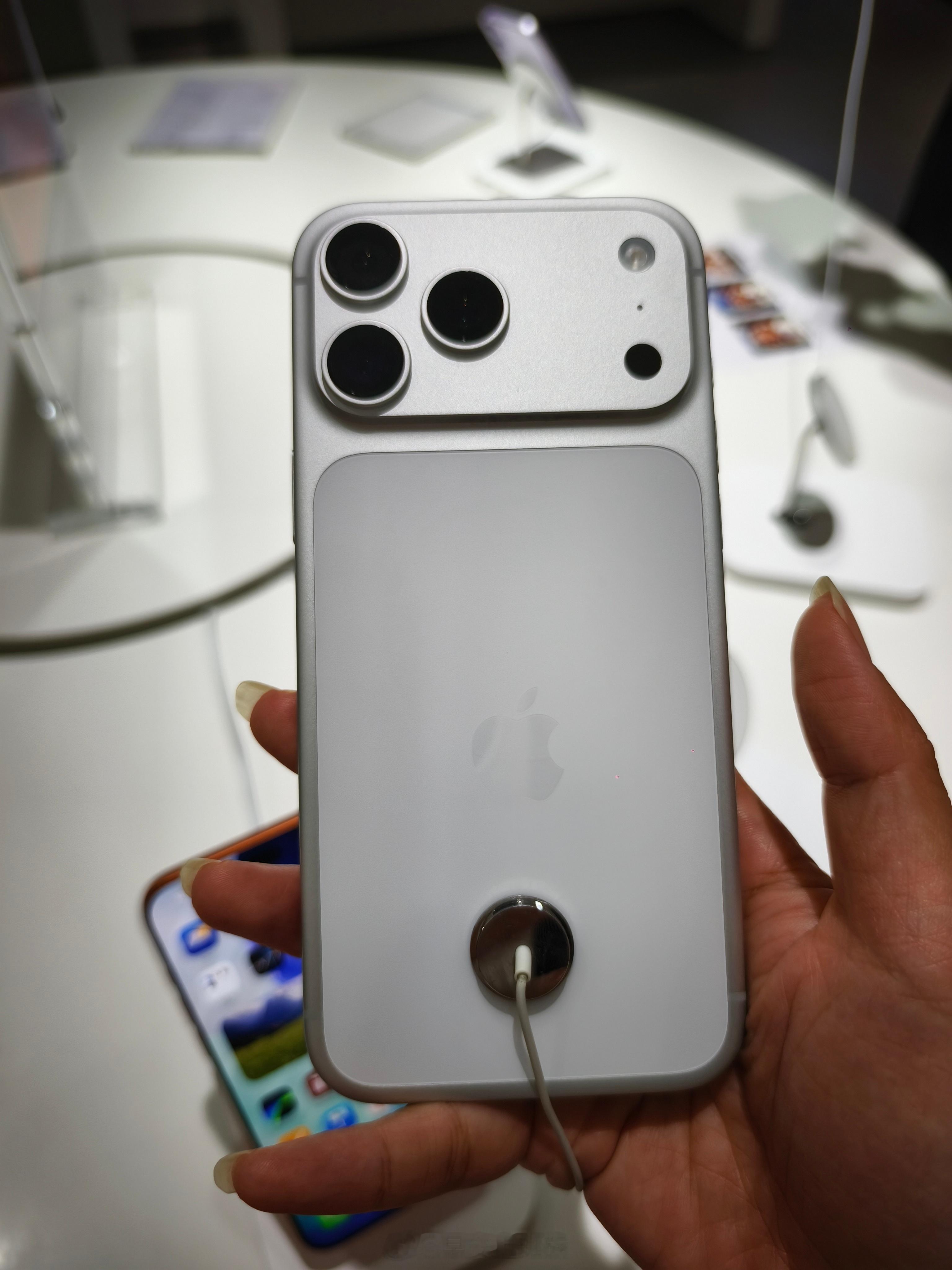 去线下店看了下iPhone17promax，没有现货，和线上一样要等。本来想买银